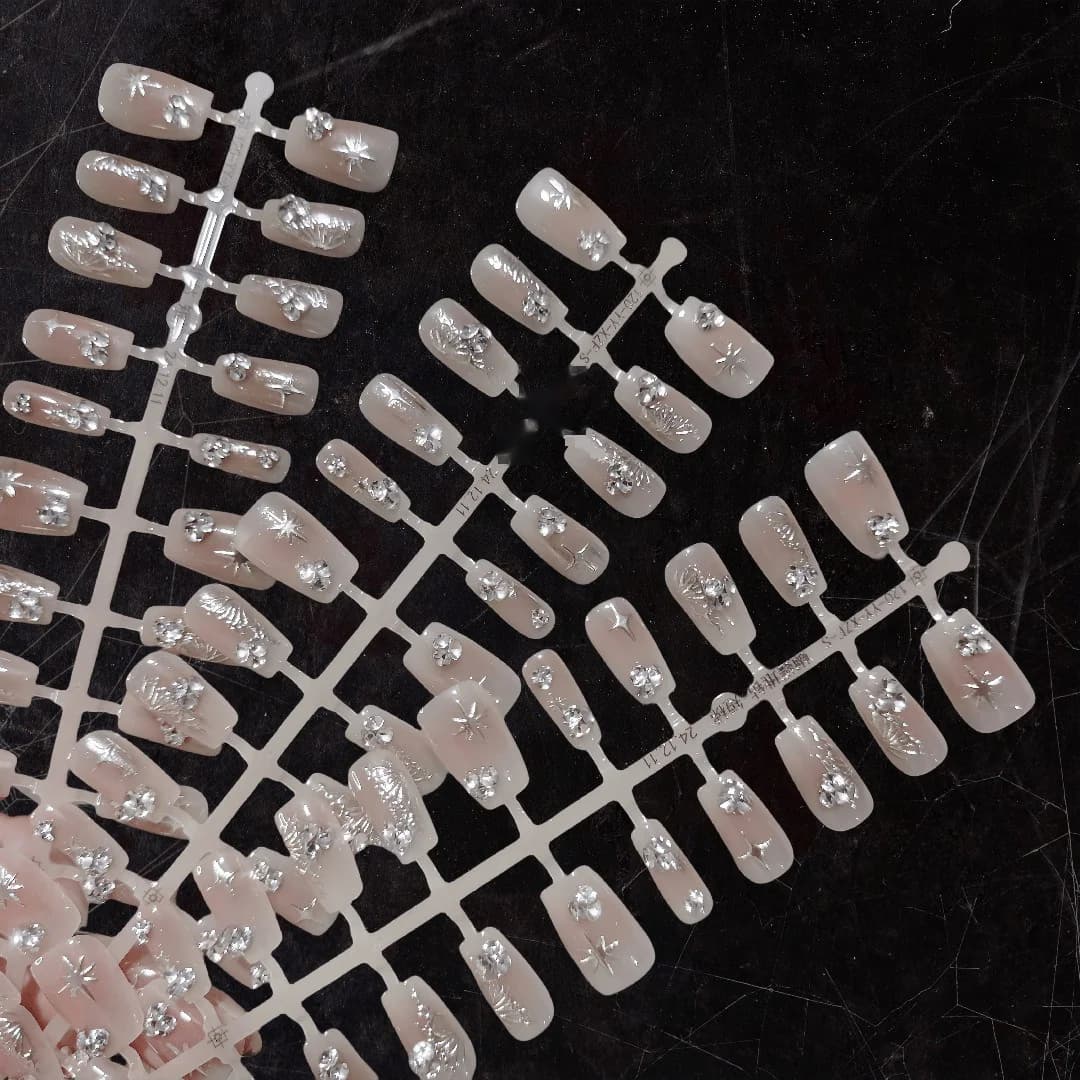 Faux Ongles à Presser Ailes de Papillon Court Cercueil Paillettes Argentées 30 Pièces