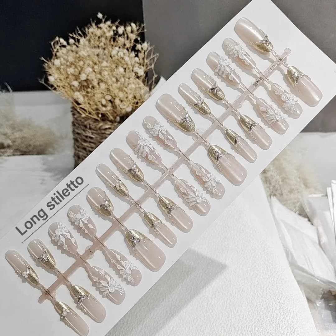 Faux ongles avec papillons et fleurs 3D, forme stiletto longue