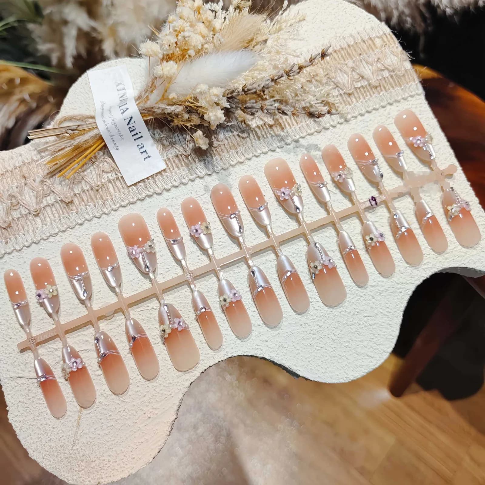 Faux Ongles Longs Stiletto Œil de Chat Floraux avec Accents Cristal