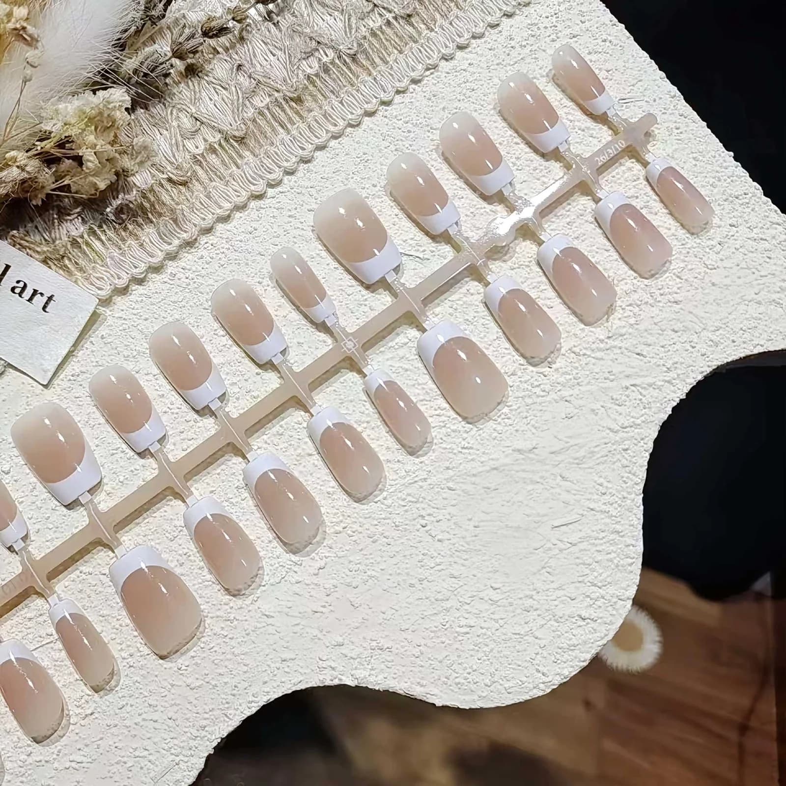 Faux ongles courts french manucure - Look nude naturel quotidien