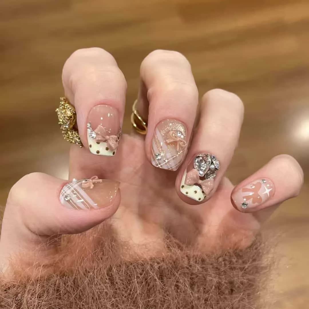 Faux Ongles French Tip Crème Lys Œil de Chat Court Cercueil 30 Pièces