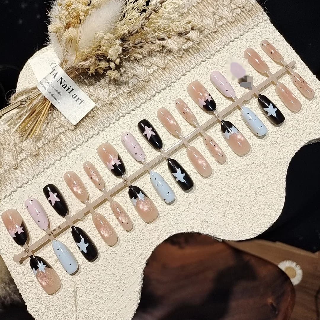 Faux ongles œil de chat étoiles et pois, manucure style doux