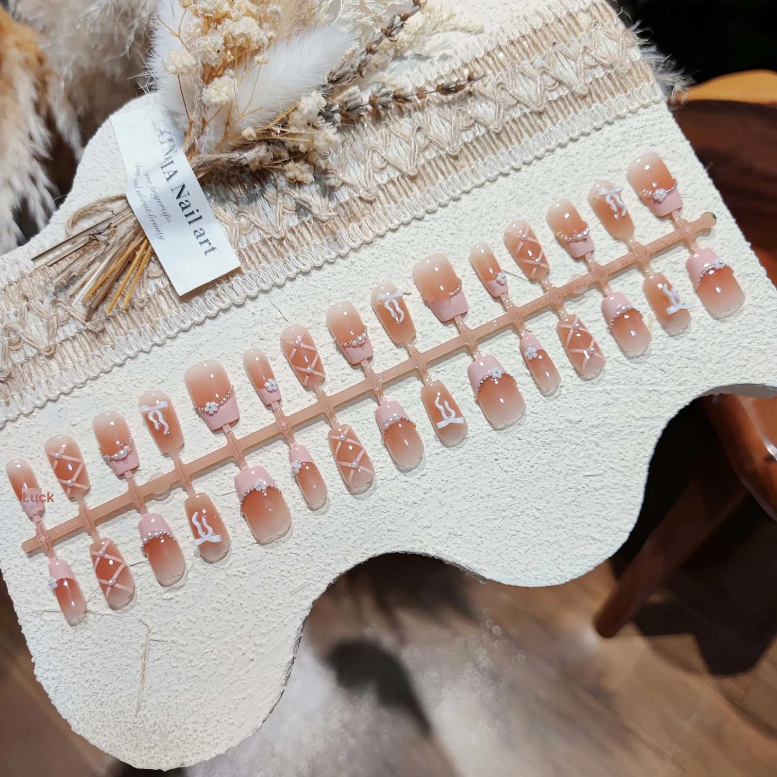 Faux Ongles Carrés Courts French Manucure Rose avec Nœud et Chaîne