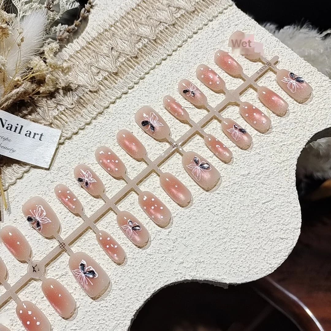 Faux ongles effet œil de chat avec perles de verre et strass