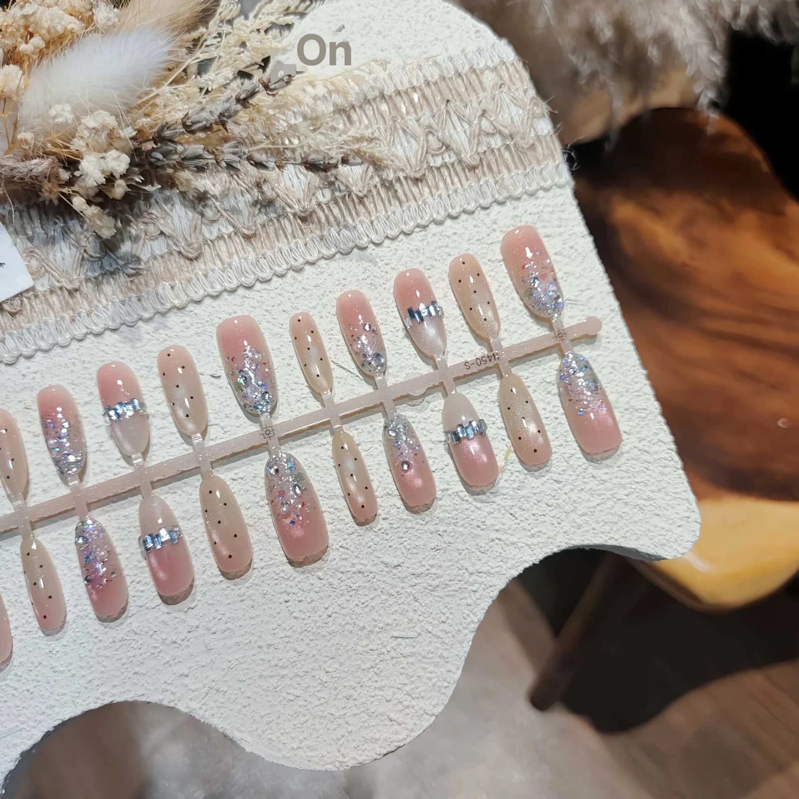 Faux Ongles à Presser Nude Argent Pailletés Effet Œil de Chat Forme Ovale Moyenne