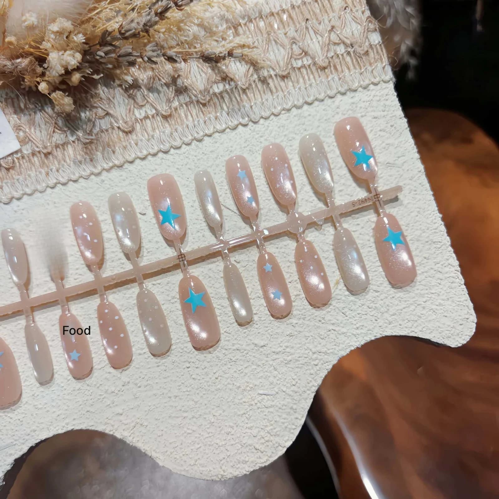 Faux ongles effet œil de chat pêche clair motif étoilé 30 pièces