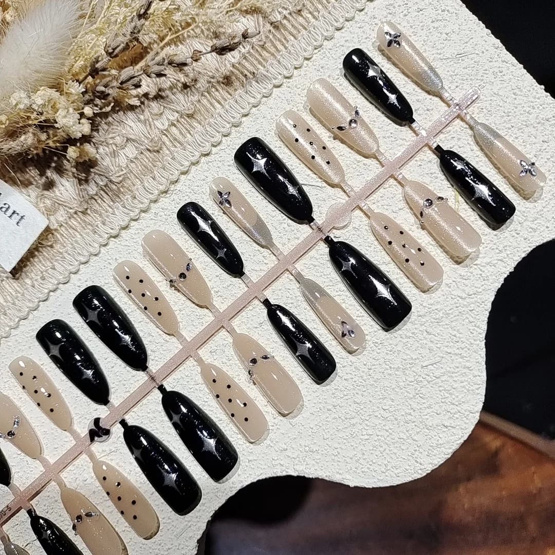 Faux ongles stilettos avec strass motif ciel étoilé sombre