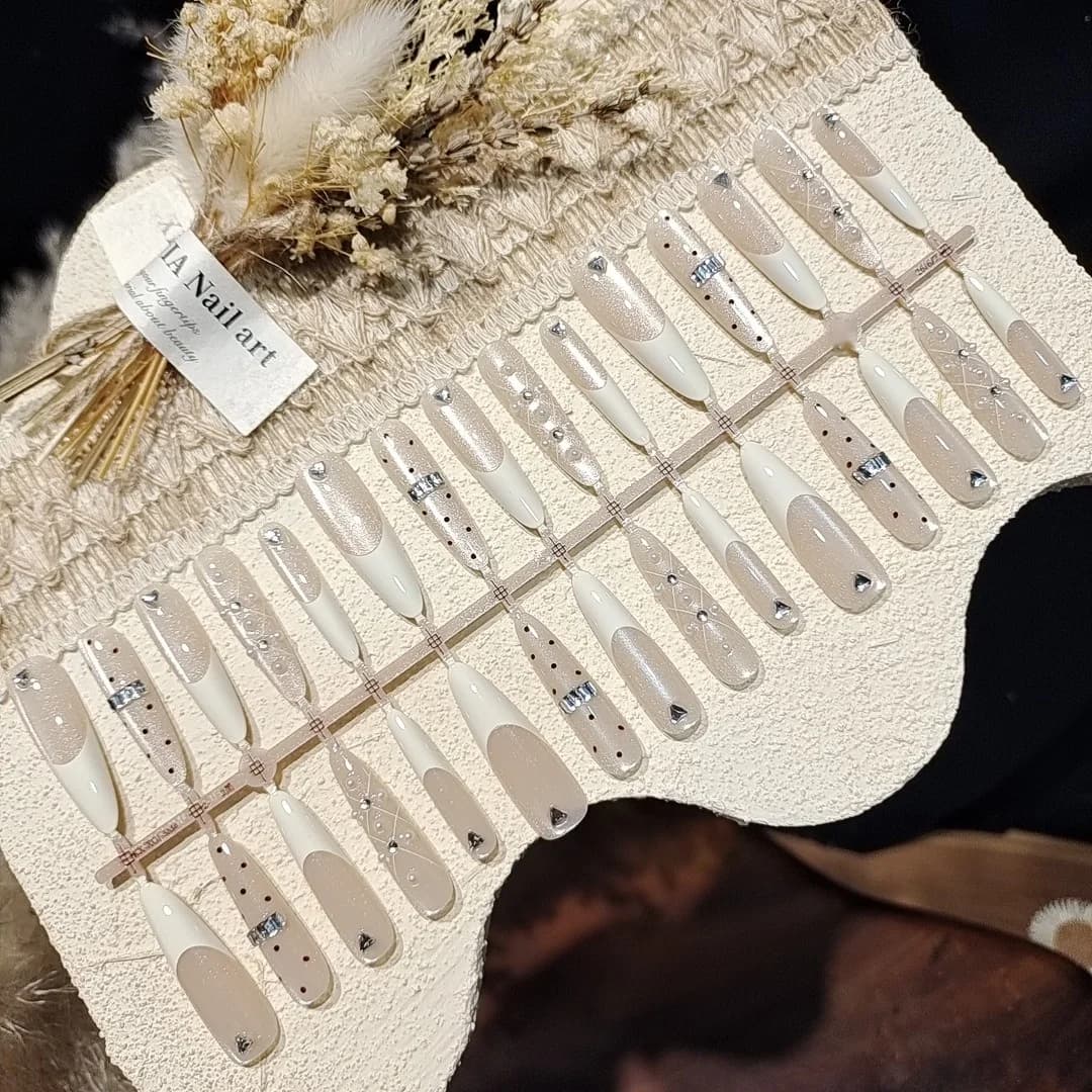 Faux Ongles Blanc Lait Strass XL Effet Œil de Chat