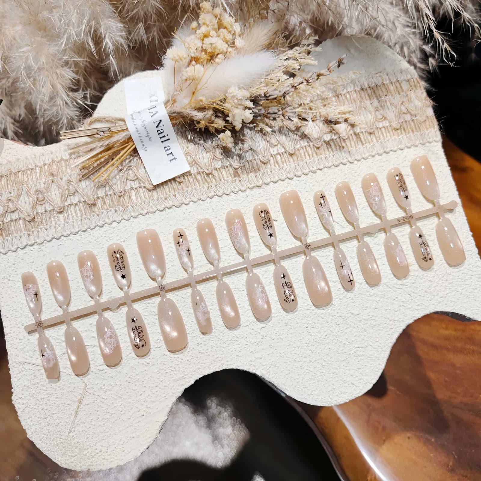 Faux ongles Œil de Chat Blanc Laiteux, Forme Ovale Moyenne, 30 Pièces