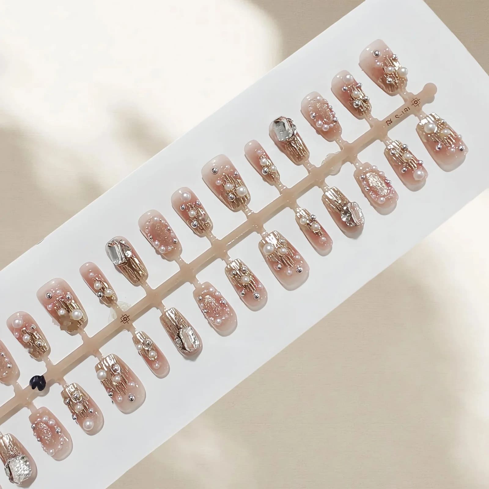 Faux ongles carrés courts strass or et perles avec paillettes