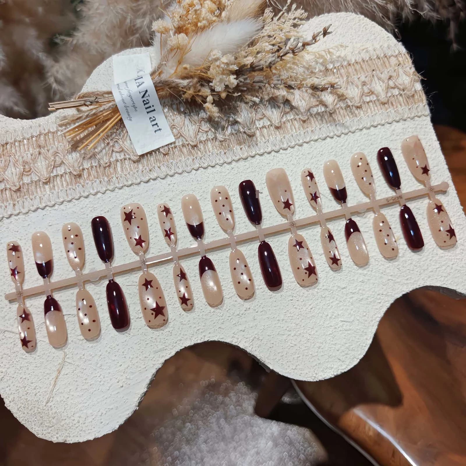 Faux Ongles Œil de Chat Marron avec Étoiles et Pois