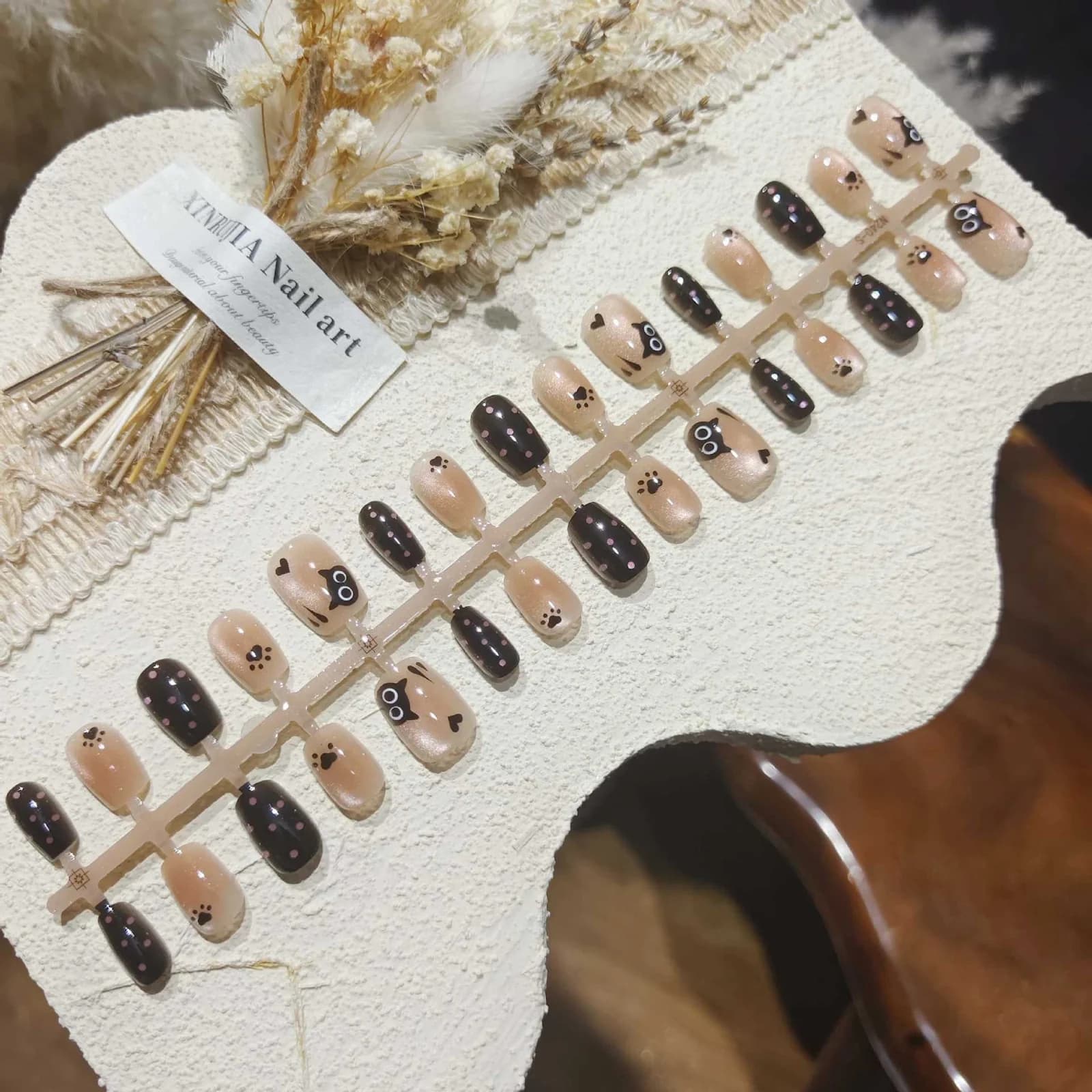 Faux Ongles Œil de Chat Noirs, Forme Courte Ballerine avec Perles de Verre