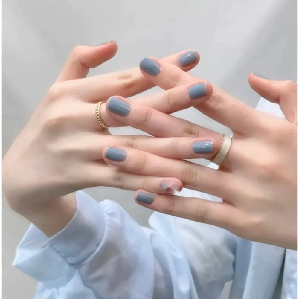 Ongles à poser courts bleu translucide couleur unie
