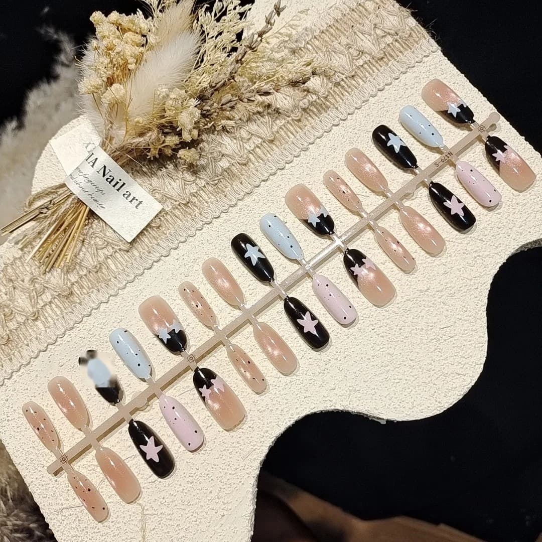 Faux ongles œil de chat étoiles et pois, manucure style doux