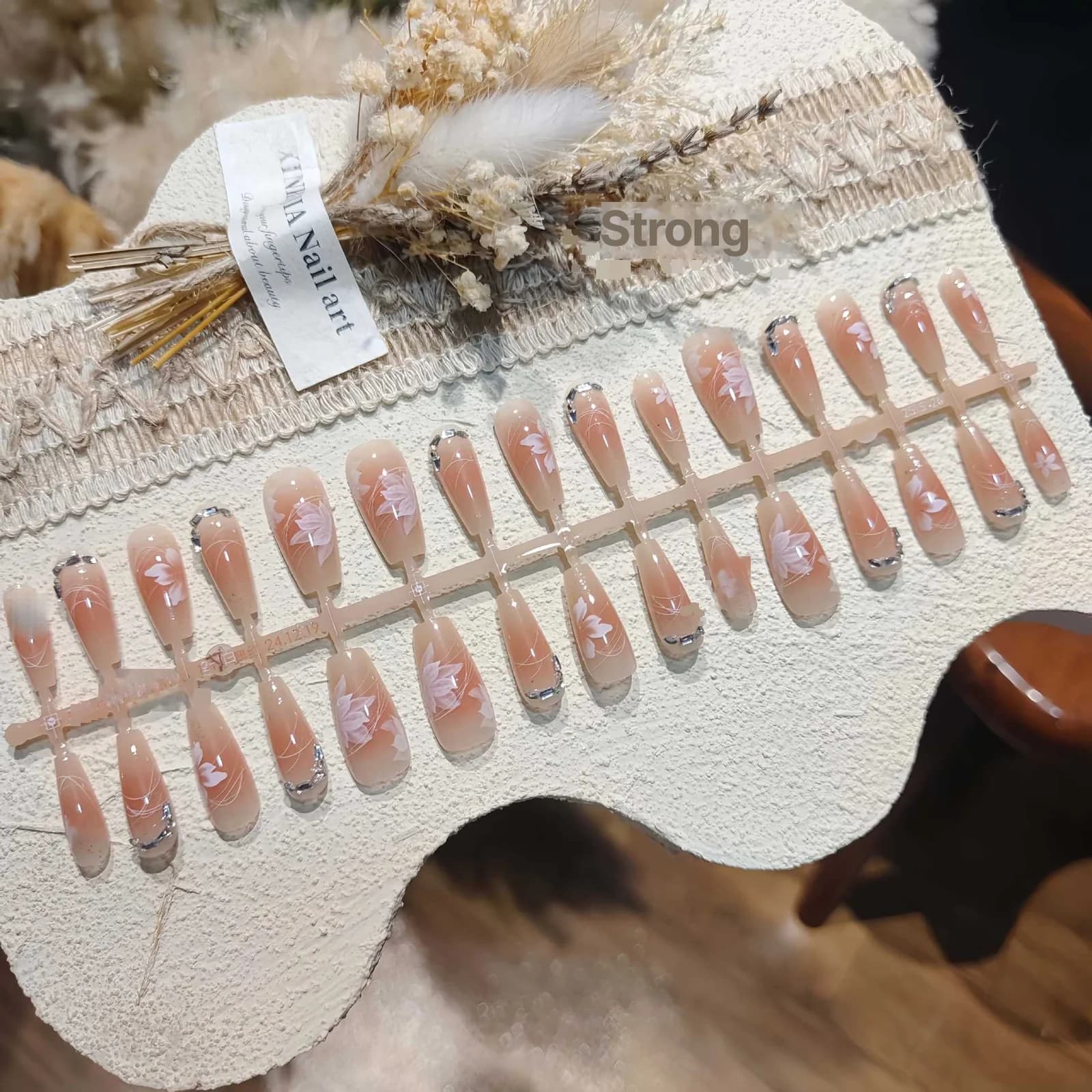 Faux Ongles Longs Floraux avec Strass, Dégradé Rose Poudré