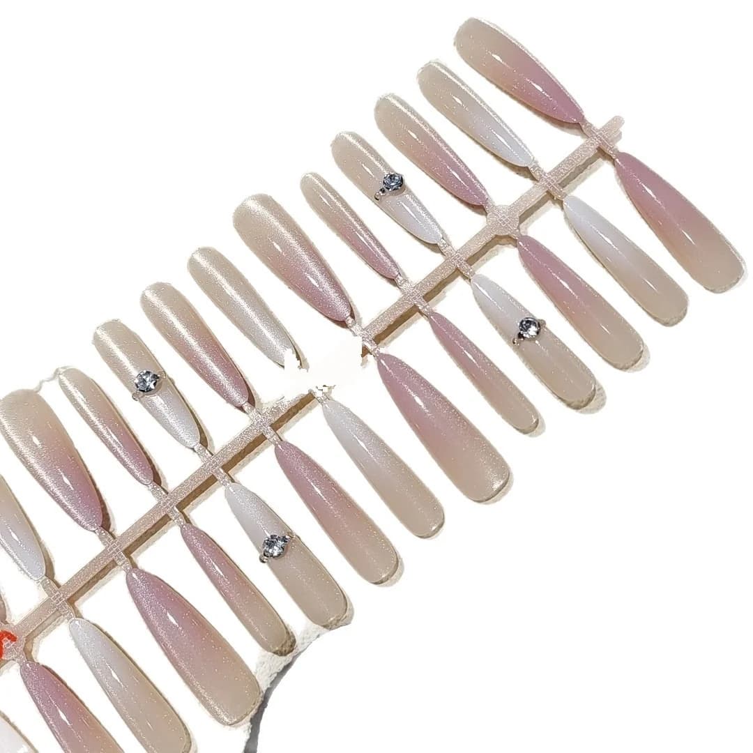 Faux ongles stiletto avec strass, design paillettes œil de chat