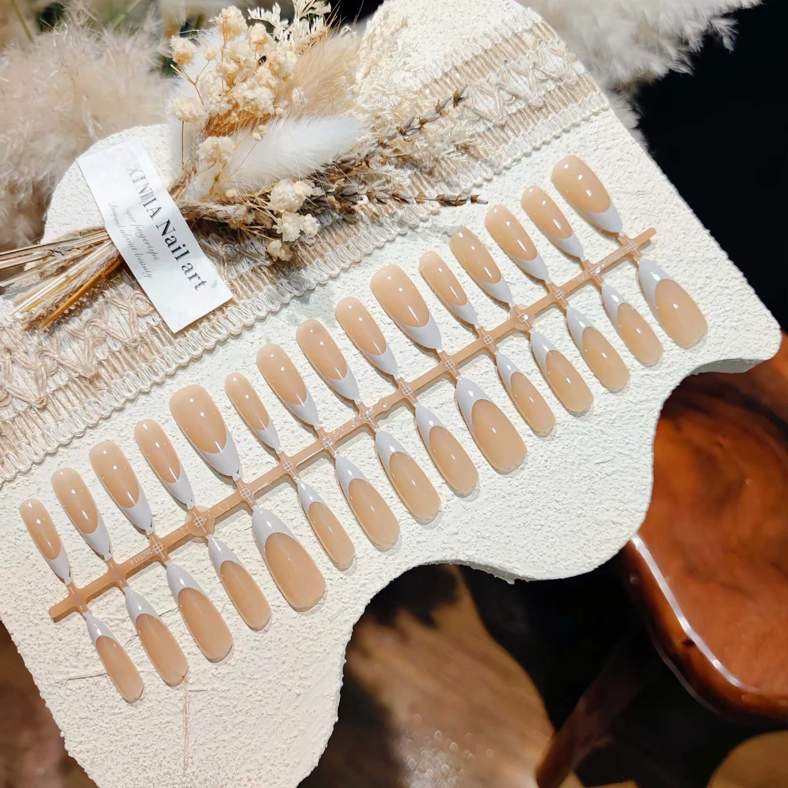 Faux ongles français gris et blanc, forme longue amande, set taille complète