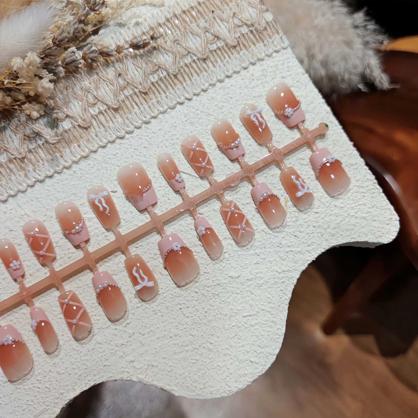 Faux Ongles Carrés Courts French Manucure Rose avec Nœud et Chaîne