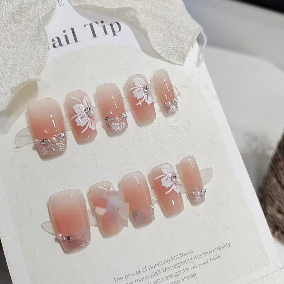 Faux Ongles Œil de Chat Lys avec Perles et Strass