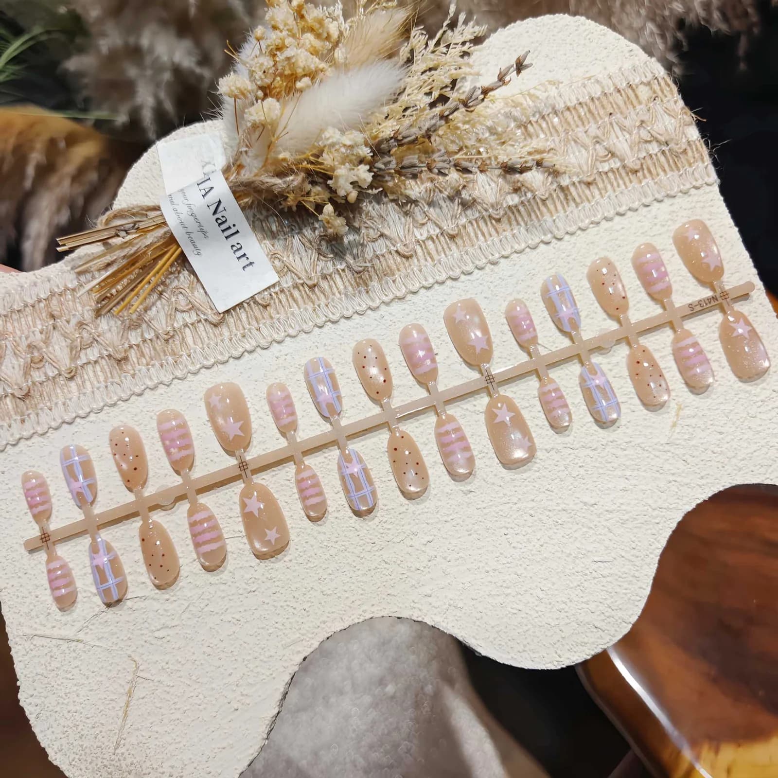 Faux ongles ovales courts motif étoiles et pois