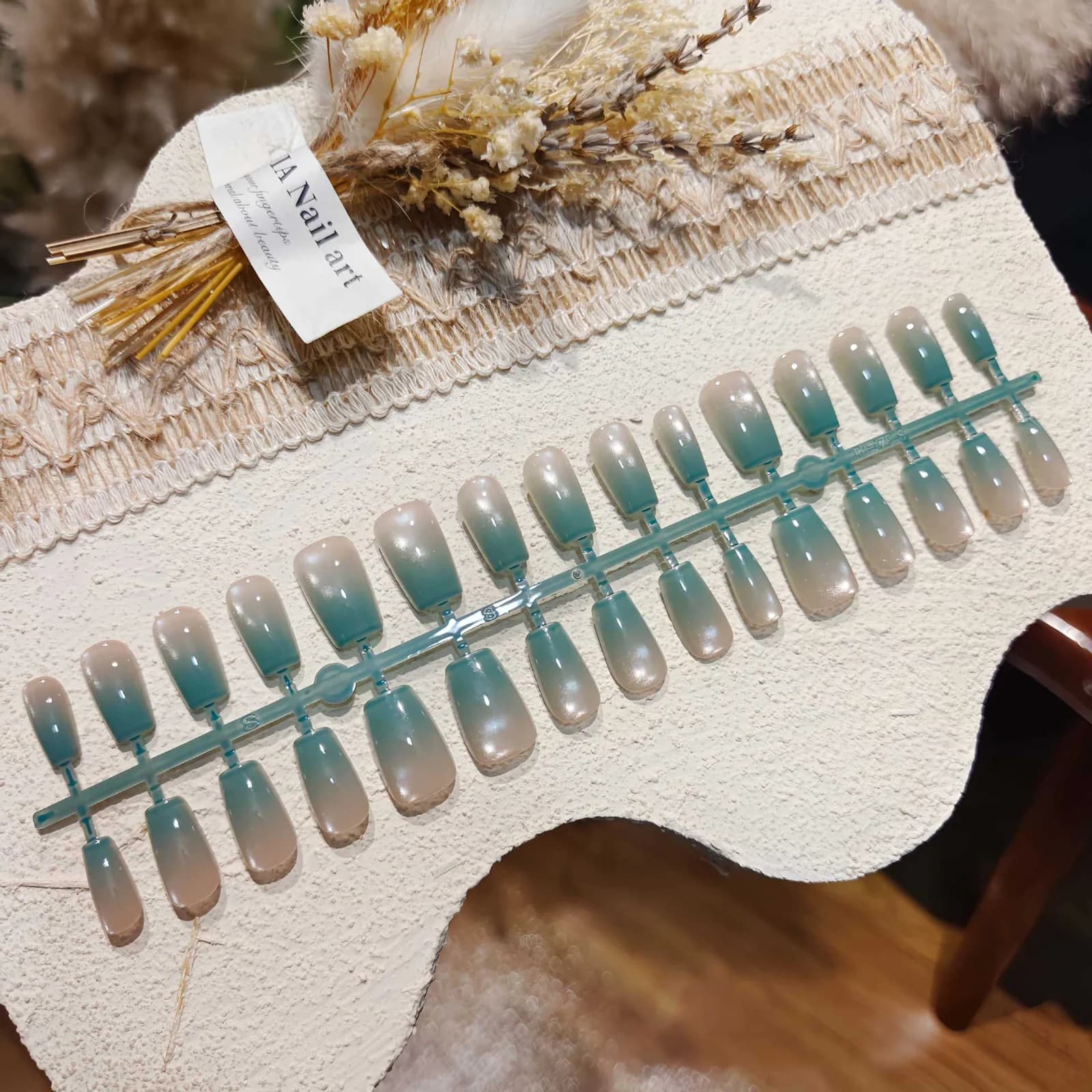 Faux Ongles Œil de Chat avec Perles de Verre, Prémontés
