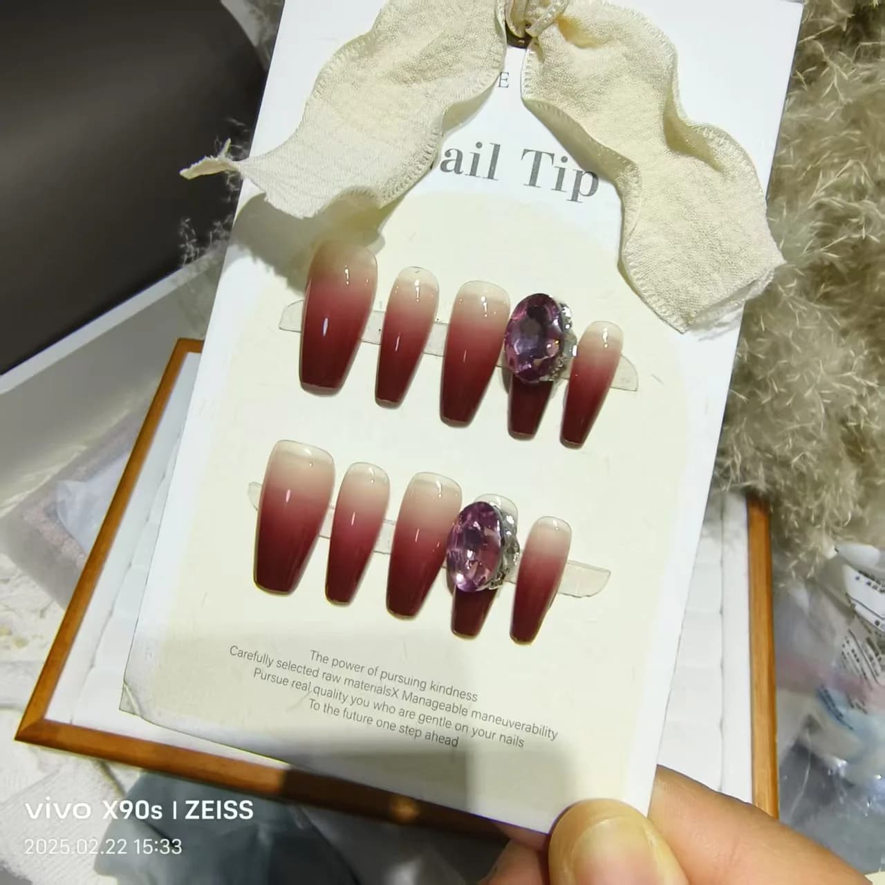 Ongles à porter dégradé ombre rouge cinabre, forme cercueil moyenne