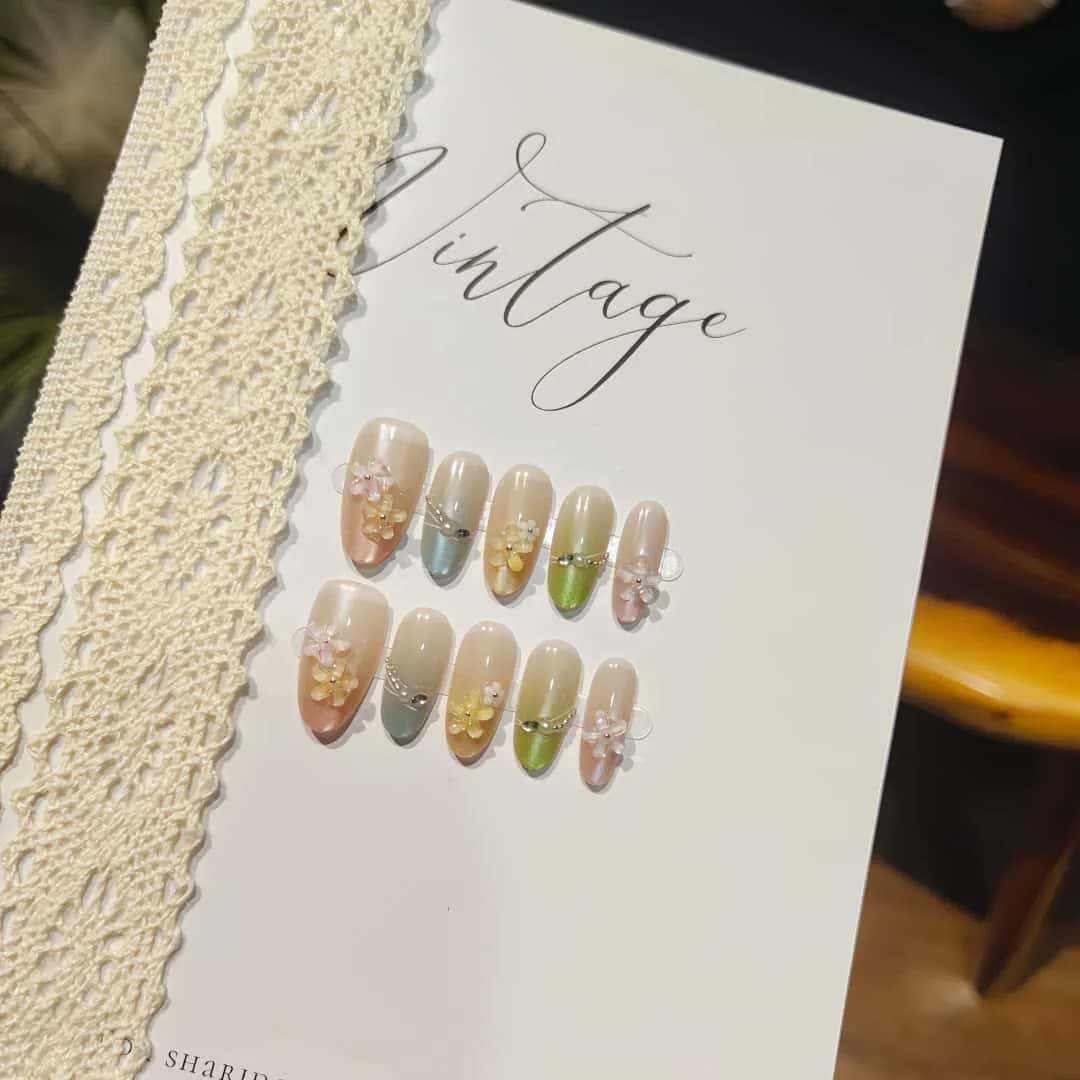 Faux ongles œil de chat floral avec perles et strass