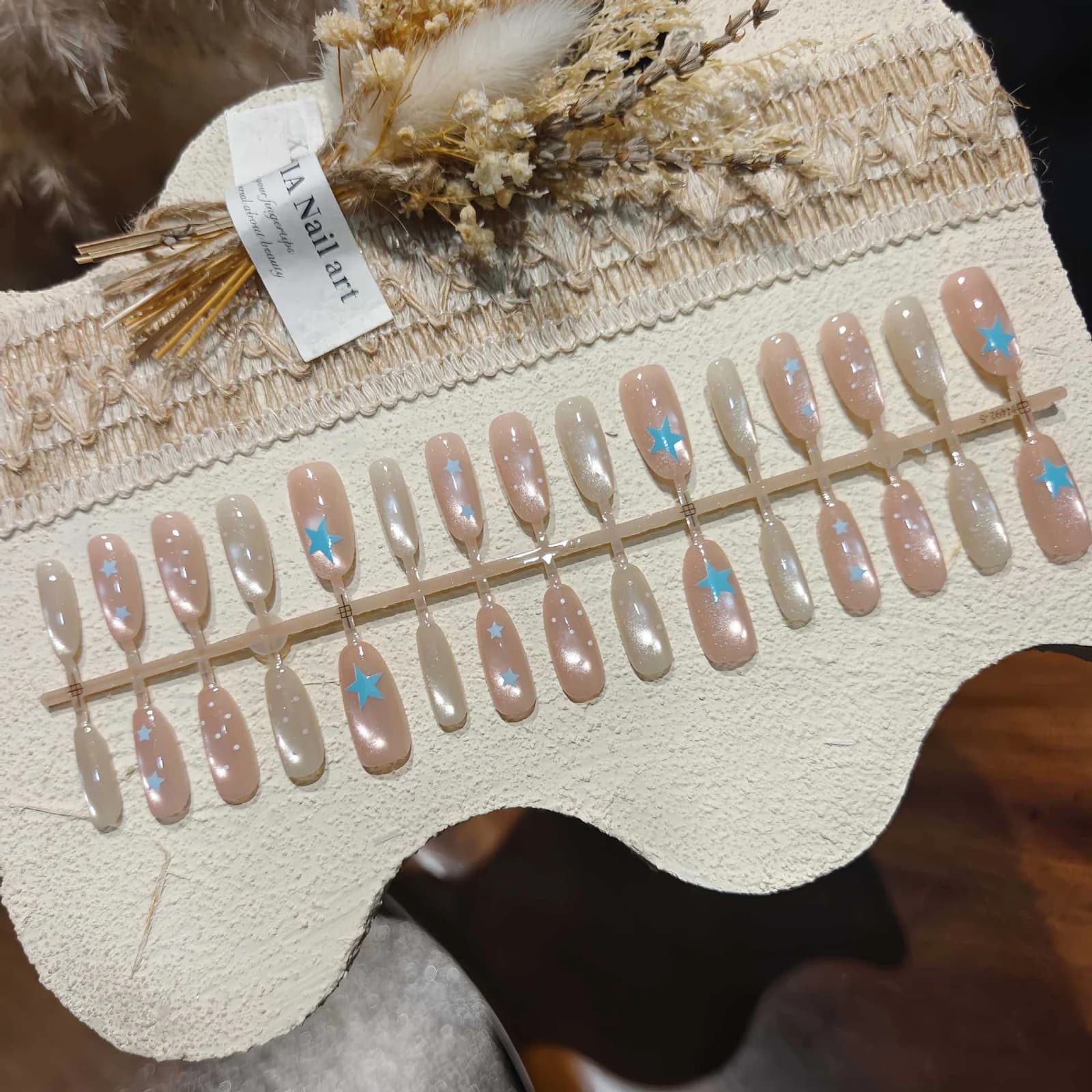 Faux ongles effet œil de chat pêche clair motif étoilé 30 pièces