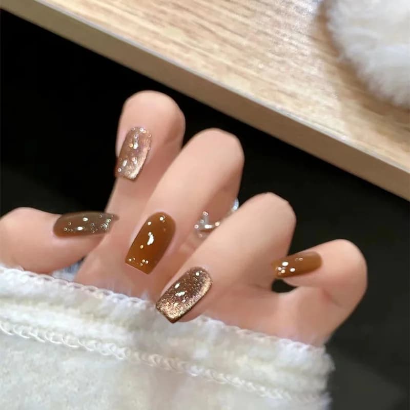 Faux ongles moyen longueur cercueil marron œil de chat style automne-hiver