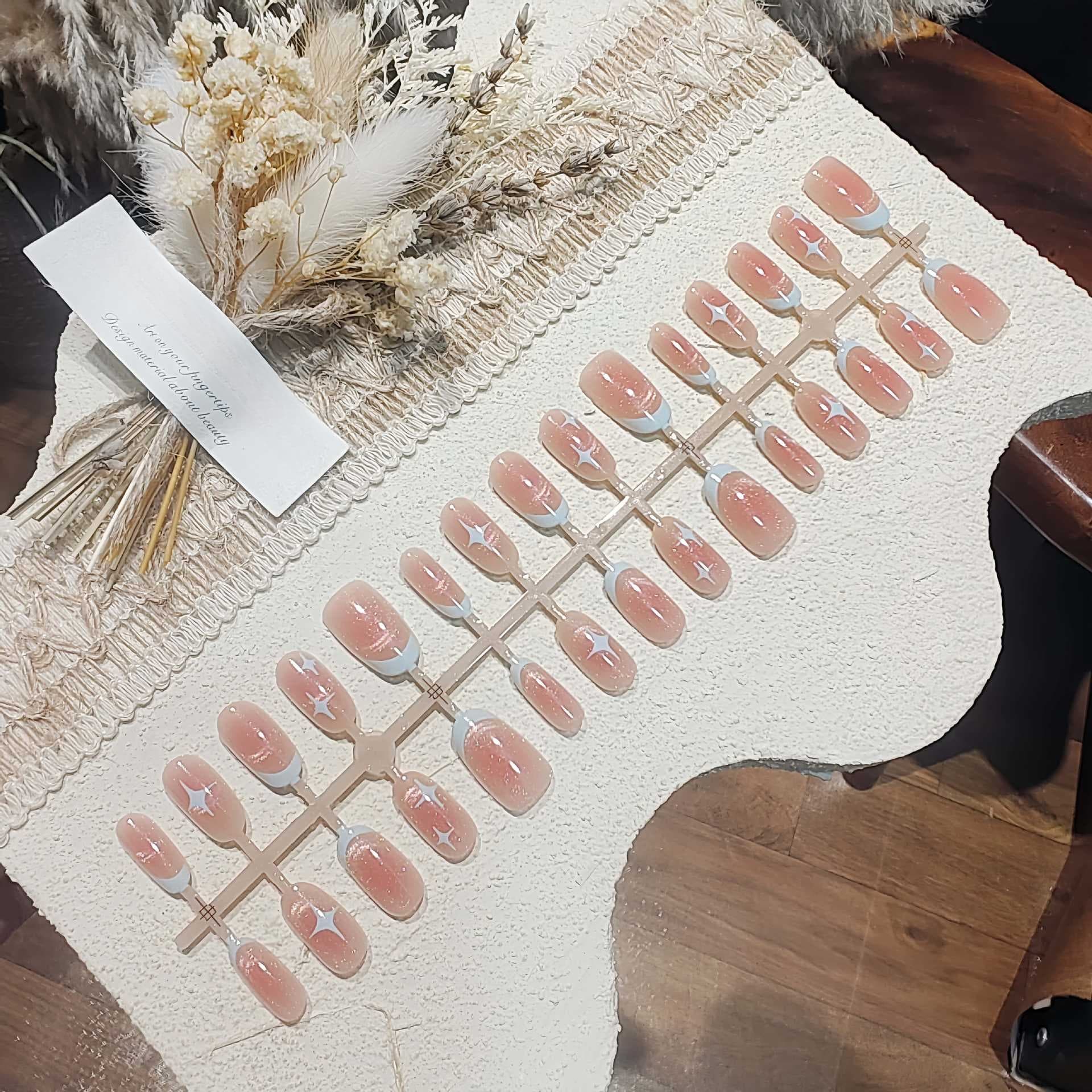 Faux Ongles Courts Ovales Œil de Chat Design Ciel Étoilé Rose
