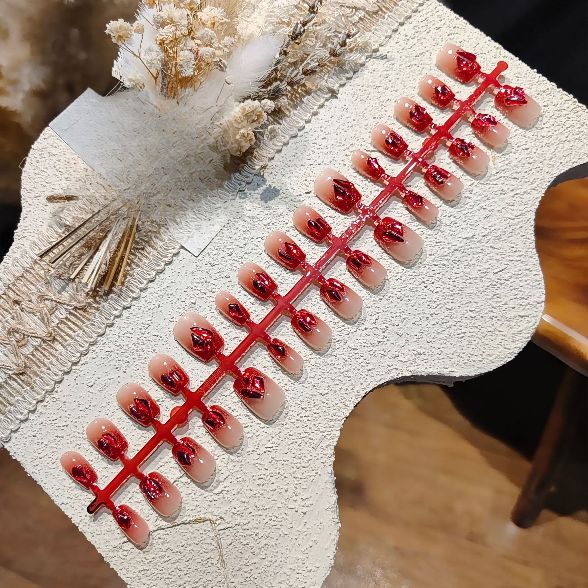Faux Ongles Courts Balerine Œil de Chat Dégradé Rouge avec Strass