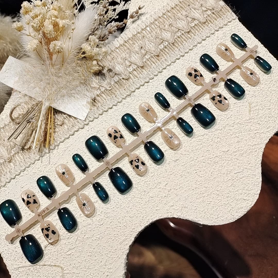 Faux ongles courts ballerine vert foncé effet œil de chat