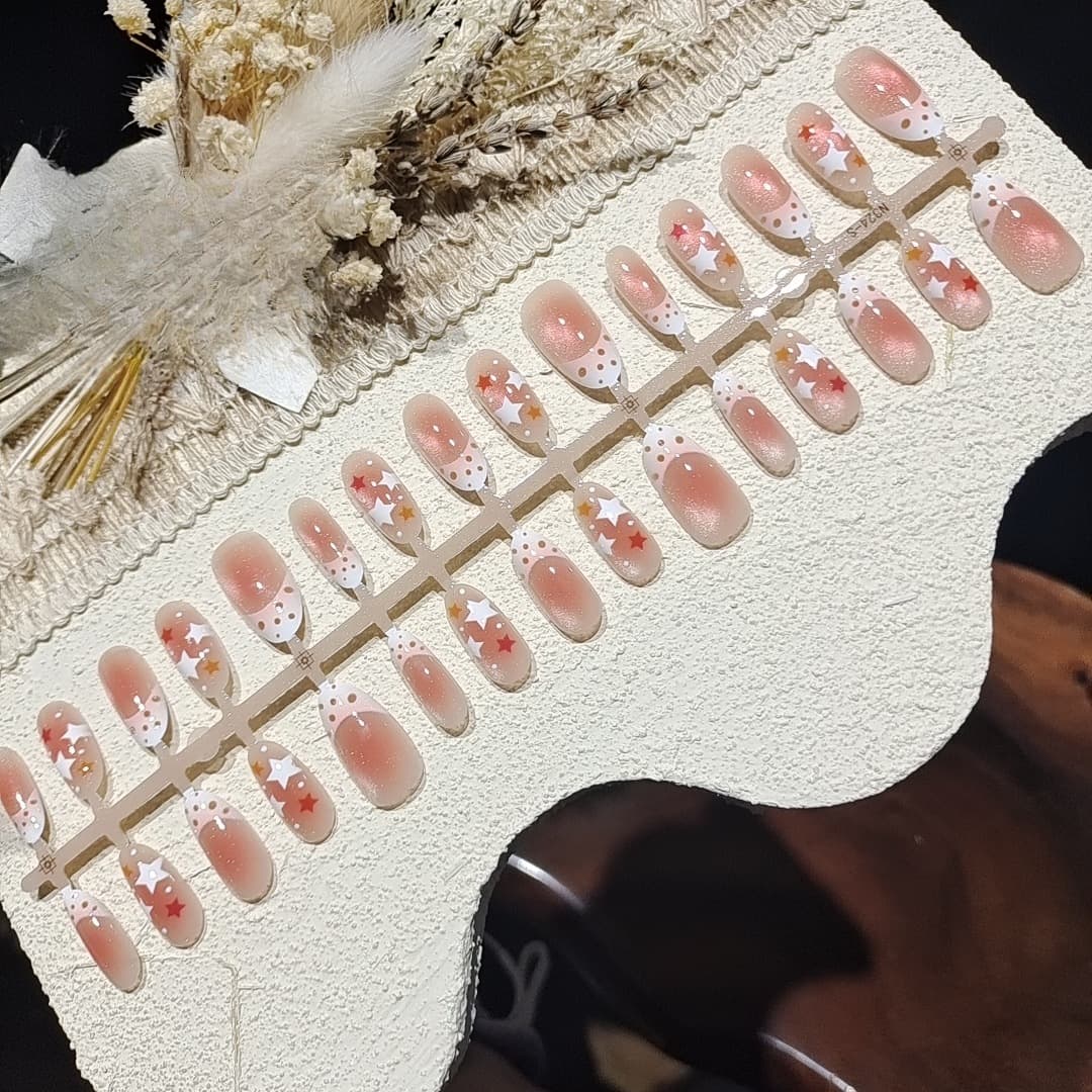 Faux ongles ovales moyens style été frais, effet œil de chat et perles de verre