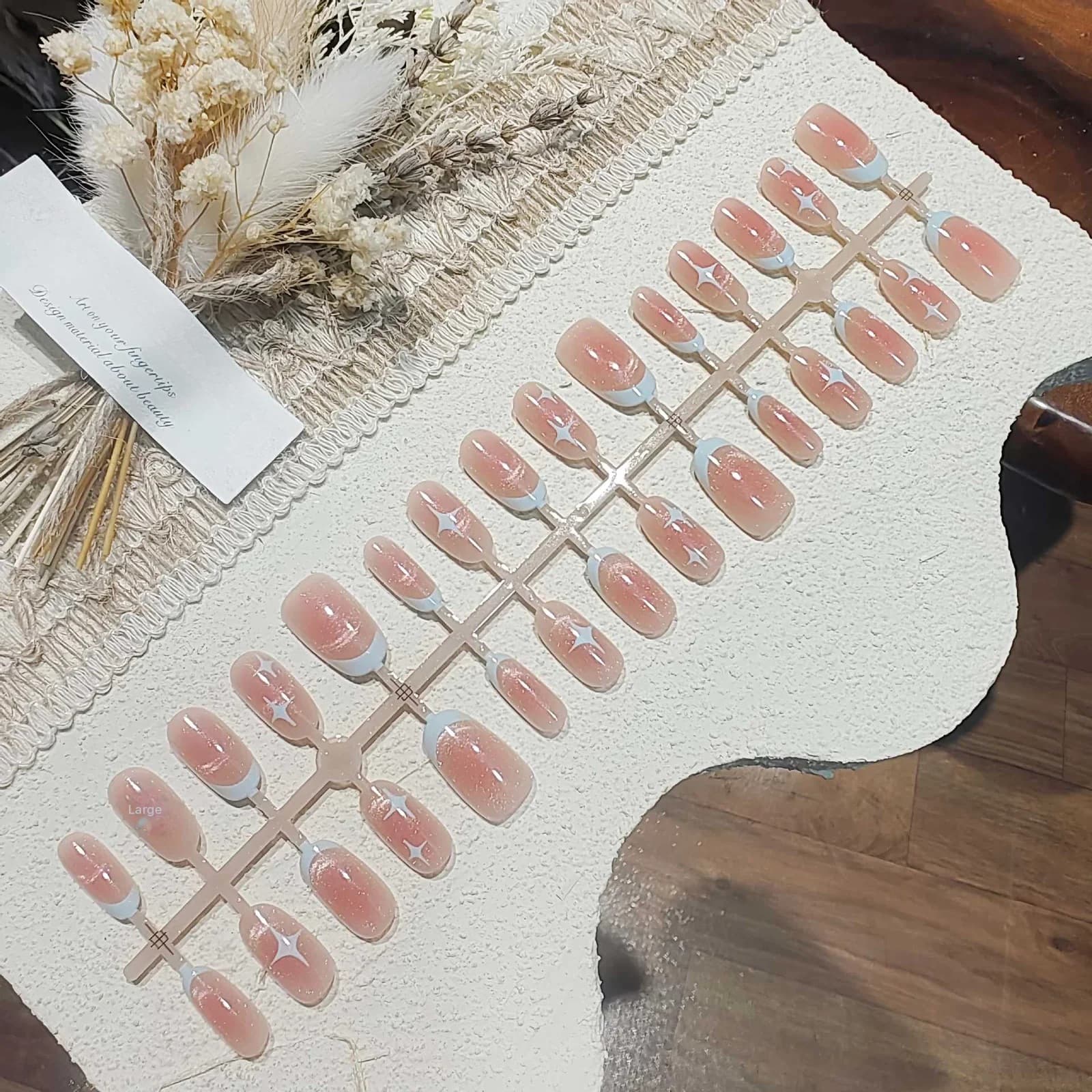 Faux Ongles Courts Ovales Œil de Chat Design Ciel Étoilé Rose
