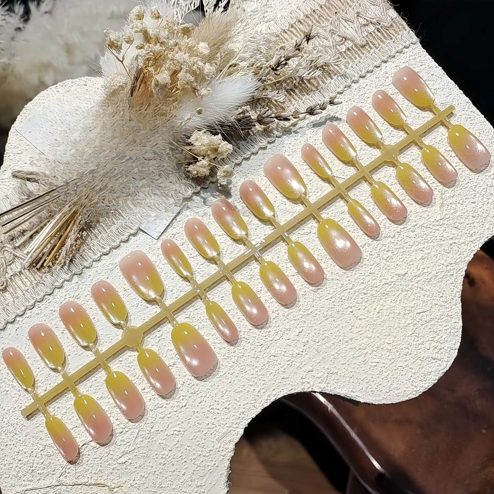 Faux Ongles Œil de Chat Jaune Citron Courts Moyens Ovales