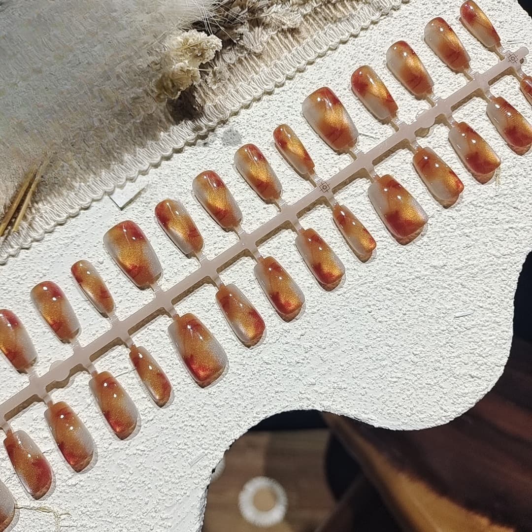 Faux Ongles Œil de Chat Ambre Court Cercueil Ballerine