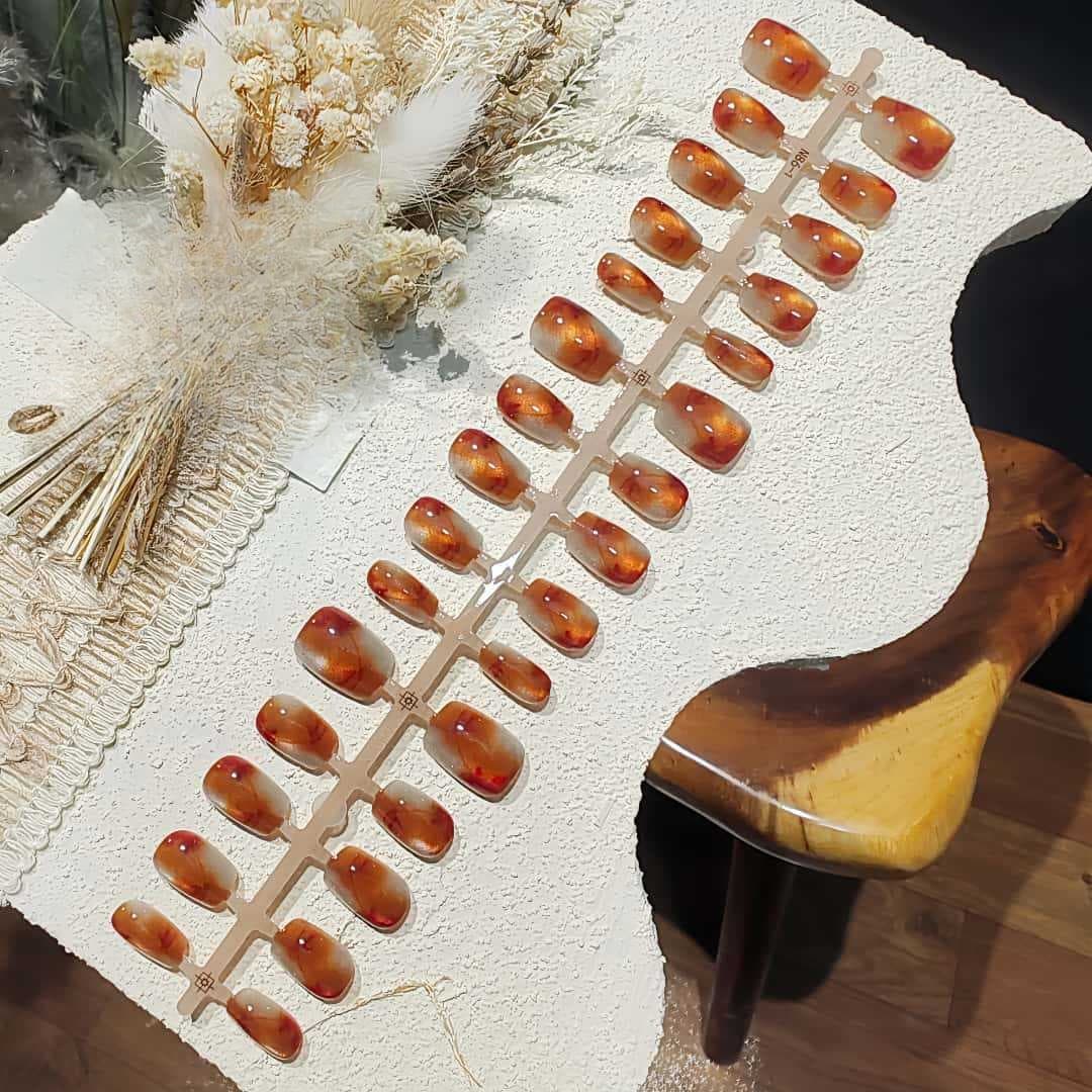 Faux Ongles Œil de Chat Ambre Court Cercueil Ballerine