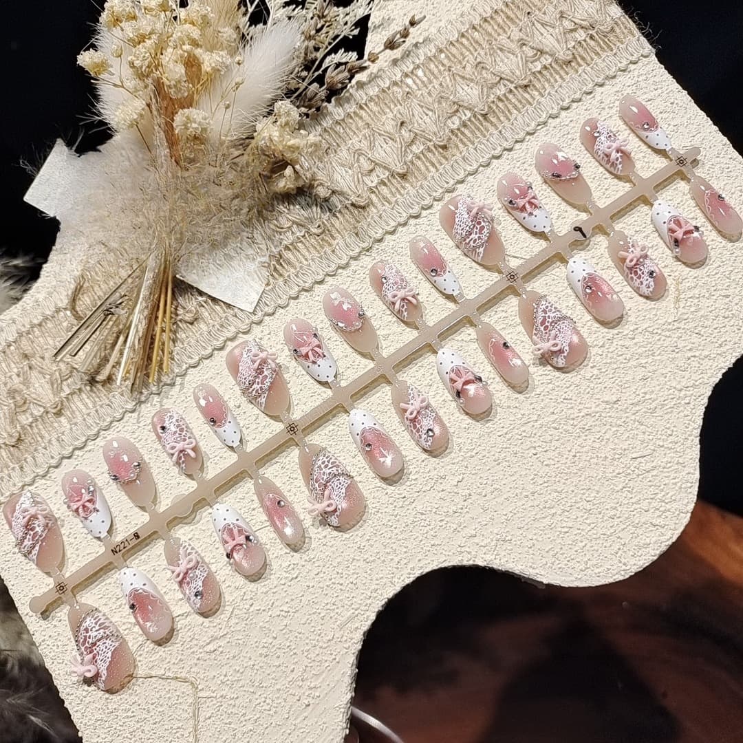 Faux Ongles Œil de Chat Satin Rose avec Nœud et Strass