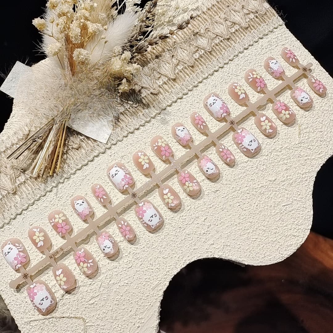 Faux ongles courts forme ballerine œil de chat rose avec motif floral