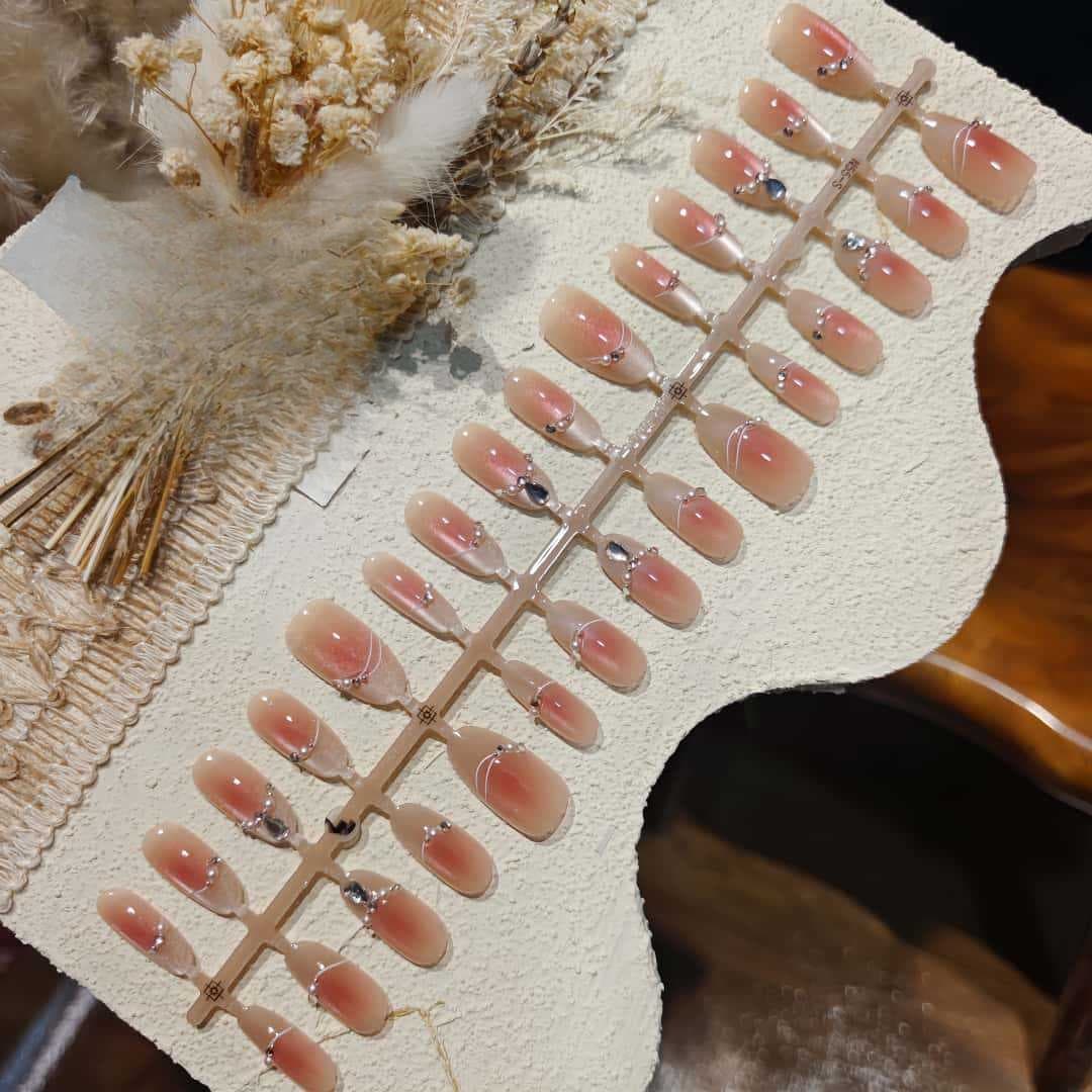 Faux ongles œil de chat avec strass et nœuds