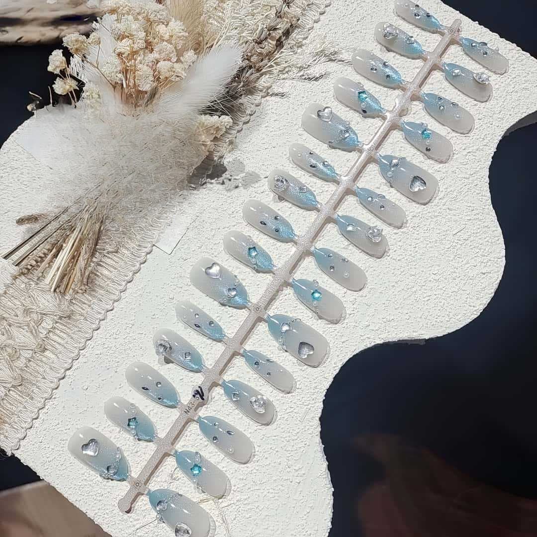 Faux ongles œil de chat dégradé bleu avec strass