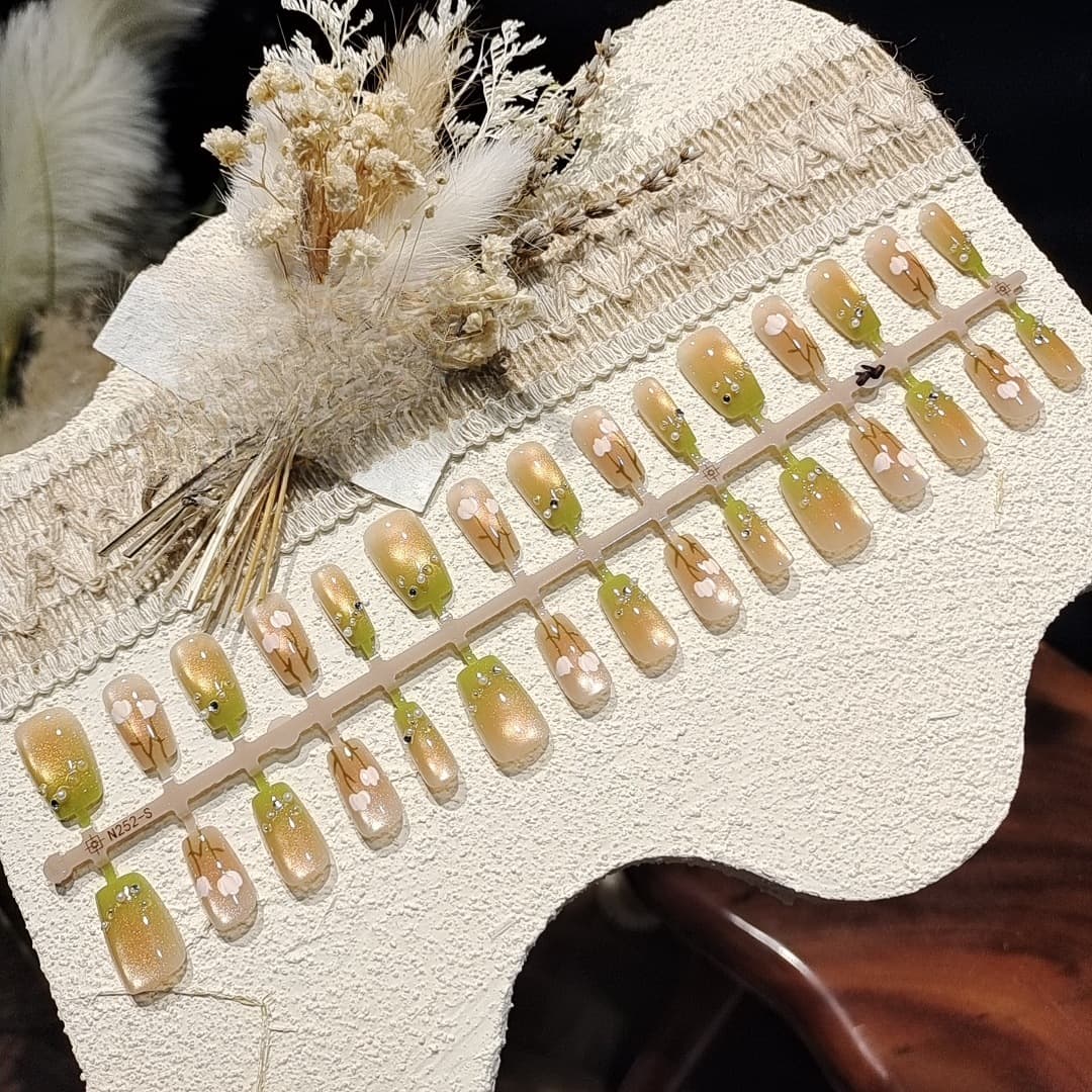 Faux ongles courts œil de chat avec motif floral, style dégradé doux