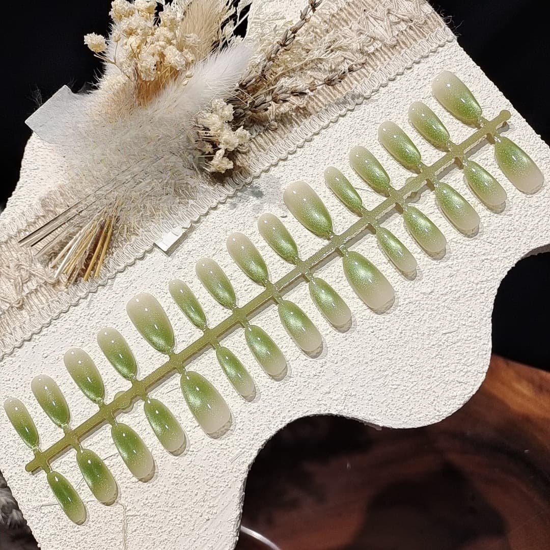 Faux ongles courts et moyens ovales effet œil de chat vert herbe