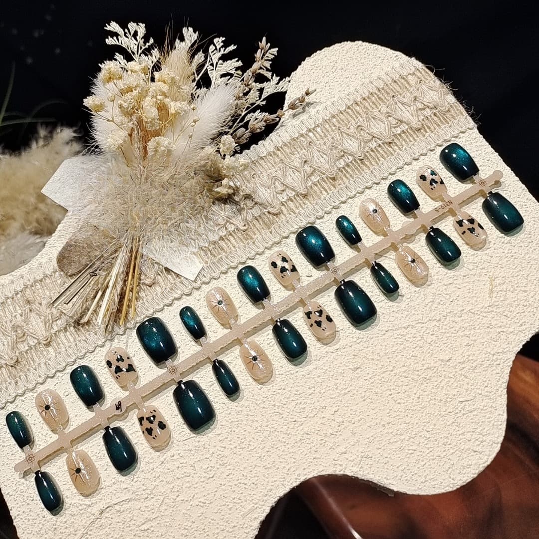 Faux ongles courts ballerine vert foncé effet œil de chat