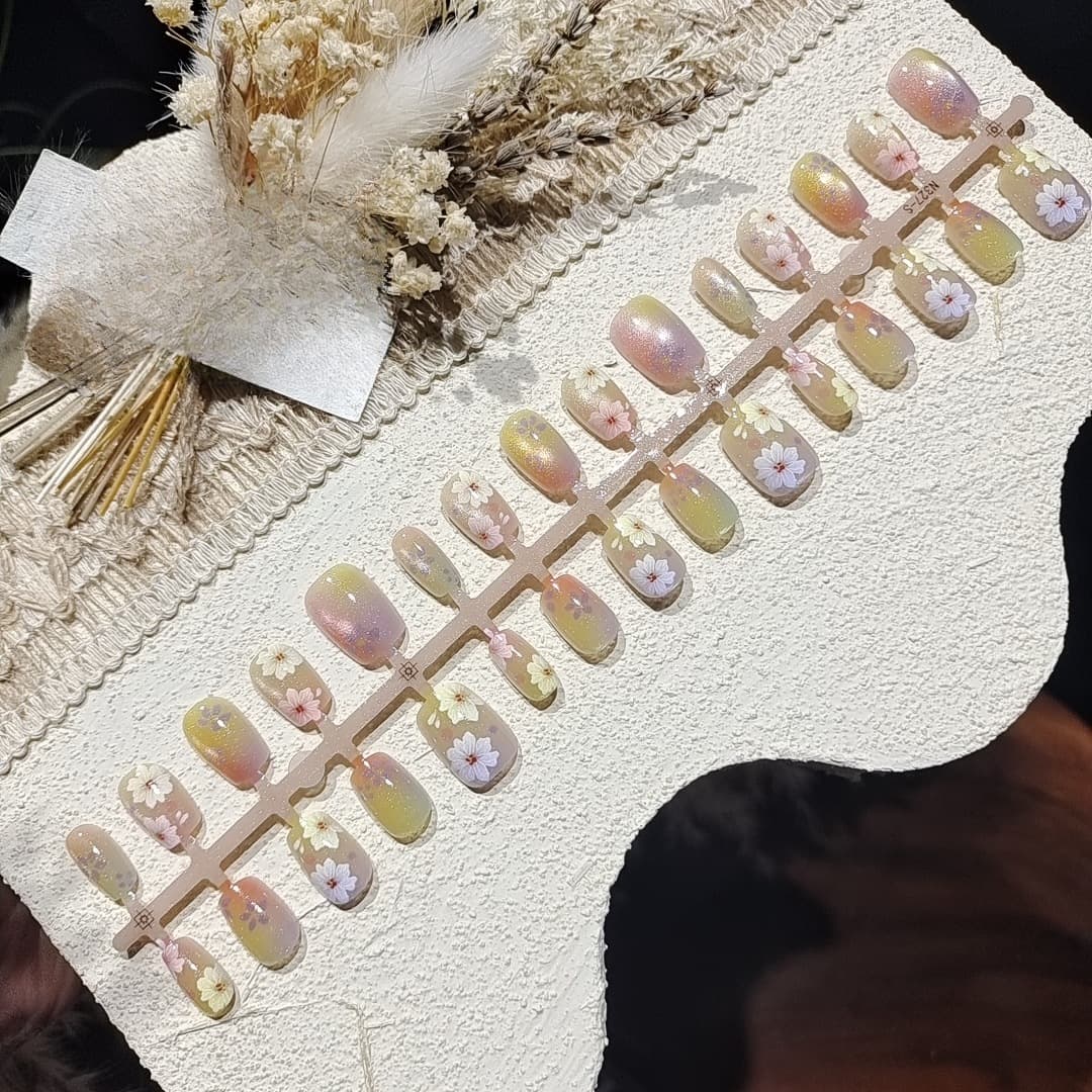 Faux Ongles Œil de Chat Floral Forme Courte Ballerine