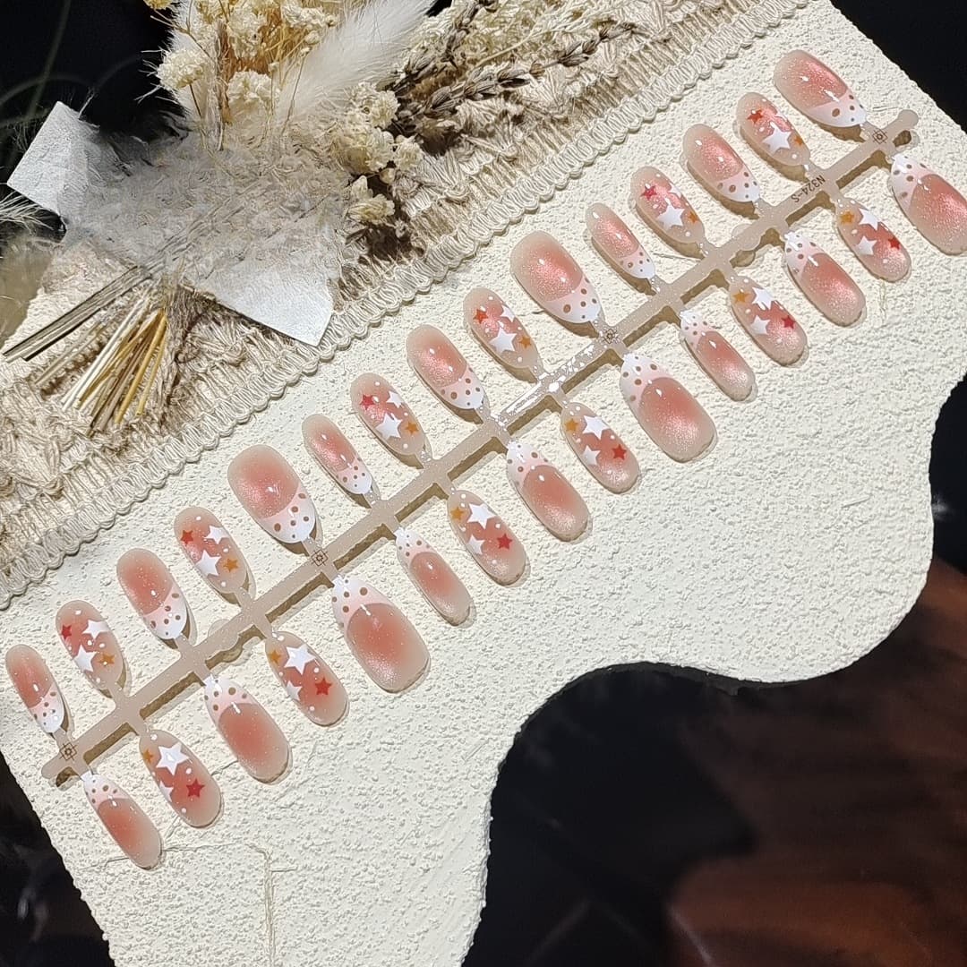 Faux ongles ovales moyens style été frais, effet œil de chat et perles de verre