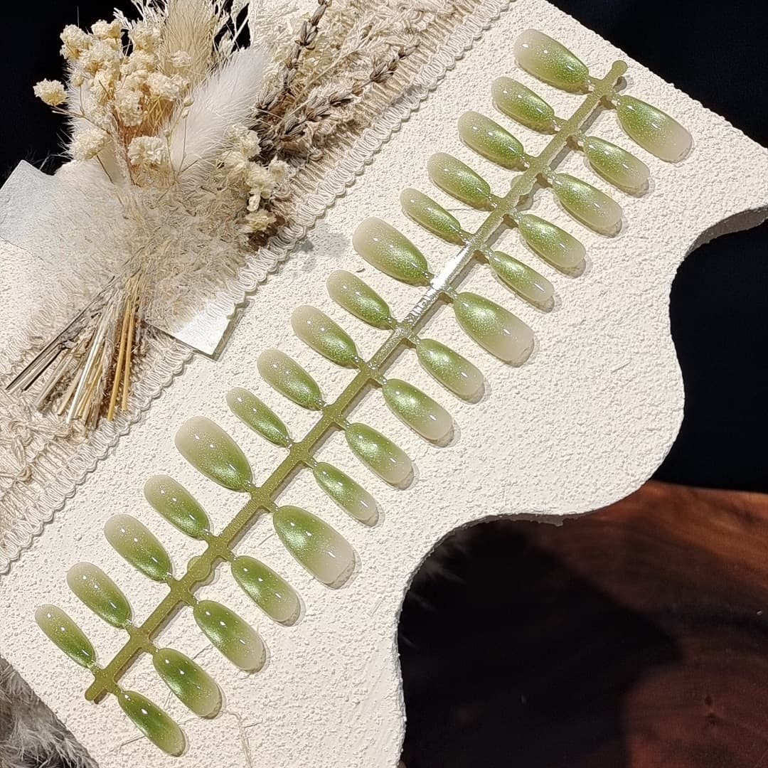 Faux ongles courts et moyens ovales effet œil de chat vert herbe