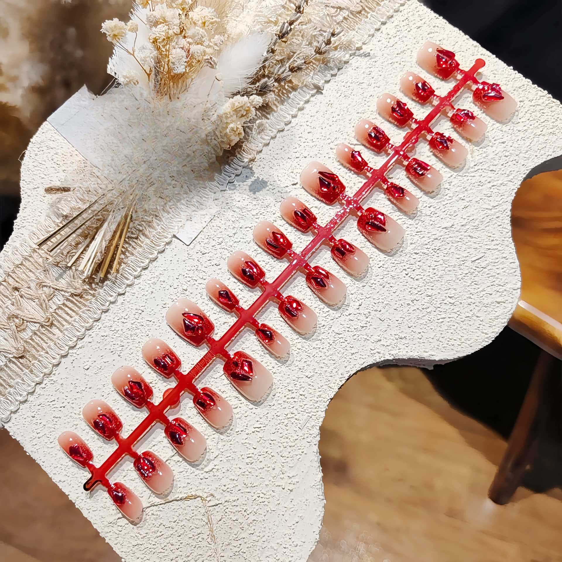 Faux Ongles Courts Balerine Œil de Chat Dégradé Rouge avec Strass