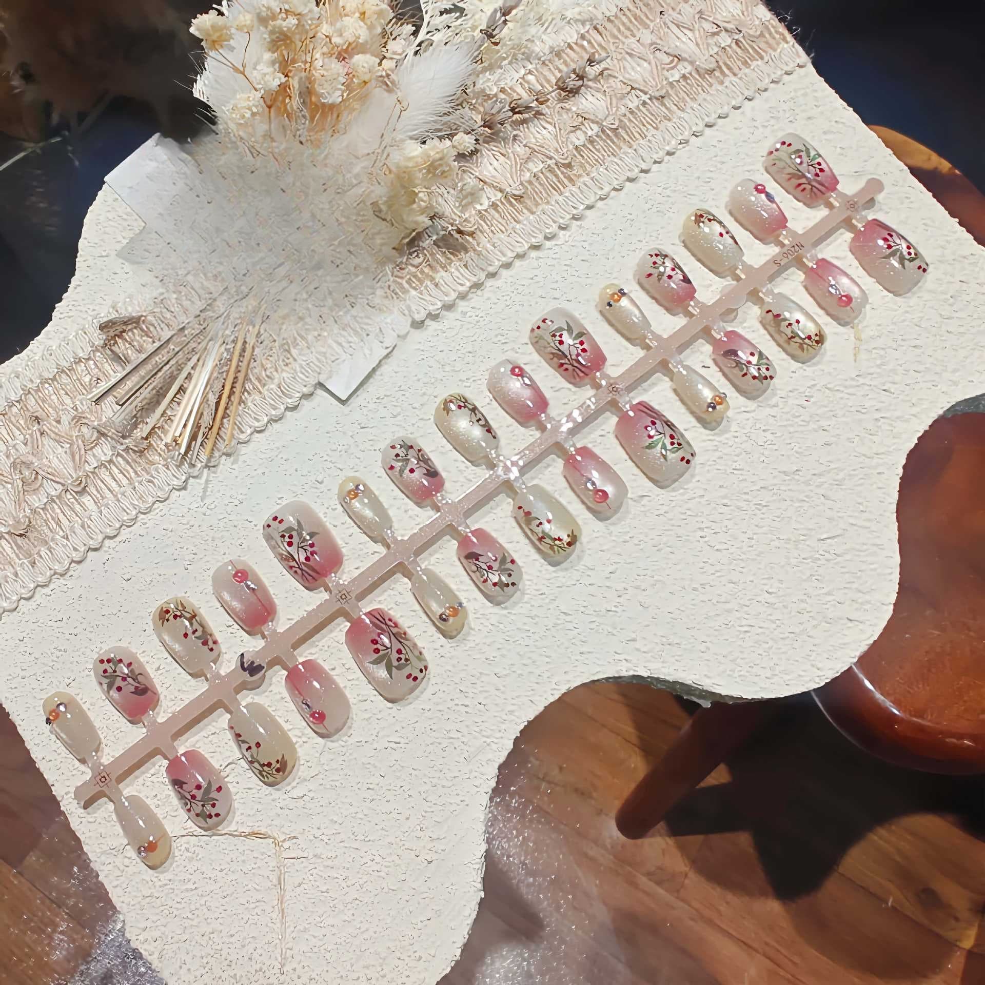 Faux Ongles Œil de Chat Haricot Rouge avec Strass et Motif Floral