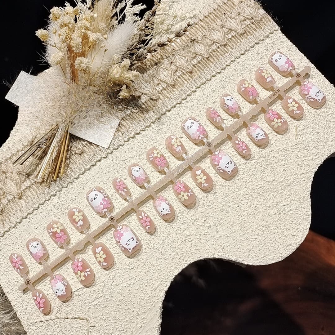 Faux ongles courts forme ballerine œil de chat rose avec motif floral